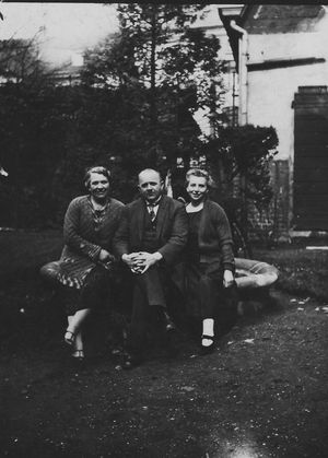 Ernst und Grete Franz im Garten vor der Schlosserei 24.4.1928